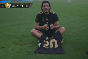 泪目！希门尼斯金杯赛决赛破门，展示若塔20号球衣+打游戏庆祝