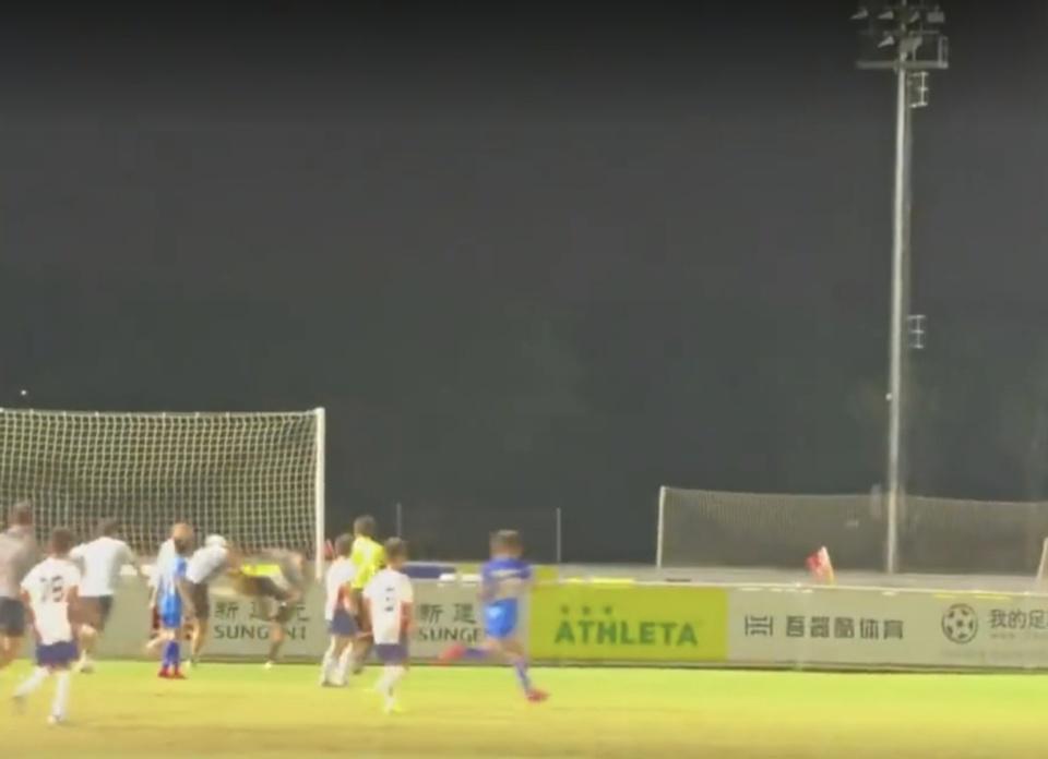 开云官网-中国青少年足球丑闻！家长教练冲入场内冲突，1人遭围殴倒地不起